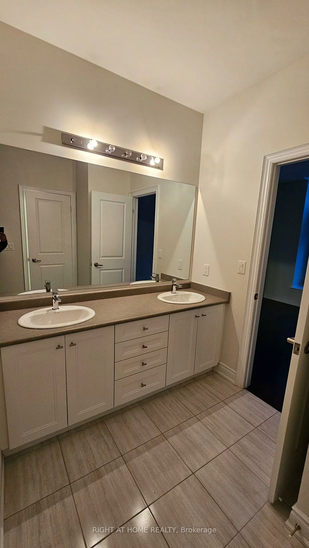 3175, Daniel, 1008 - GO Glenorchy, Oakville