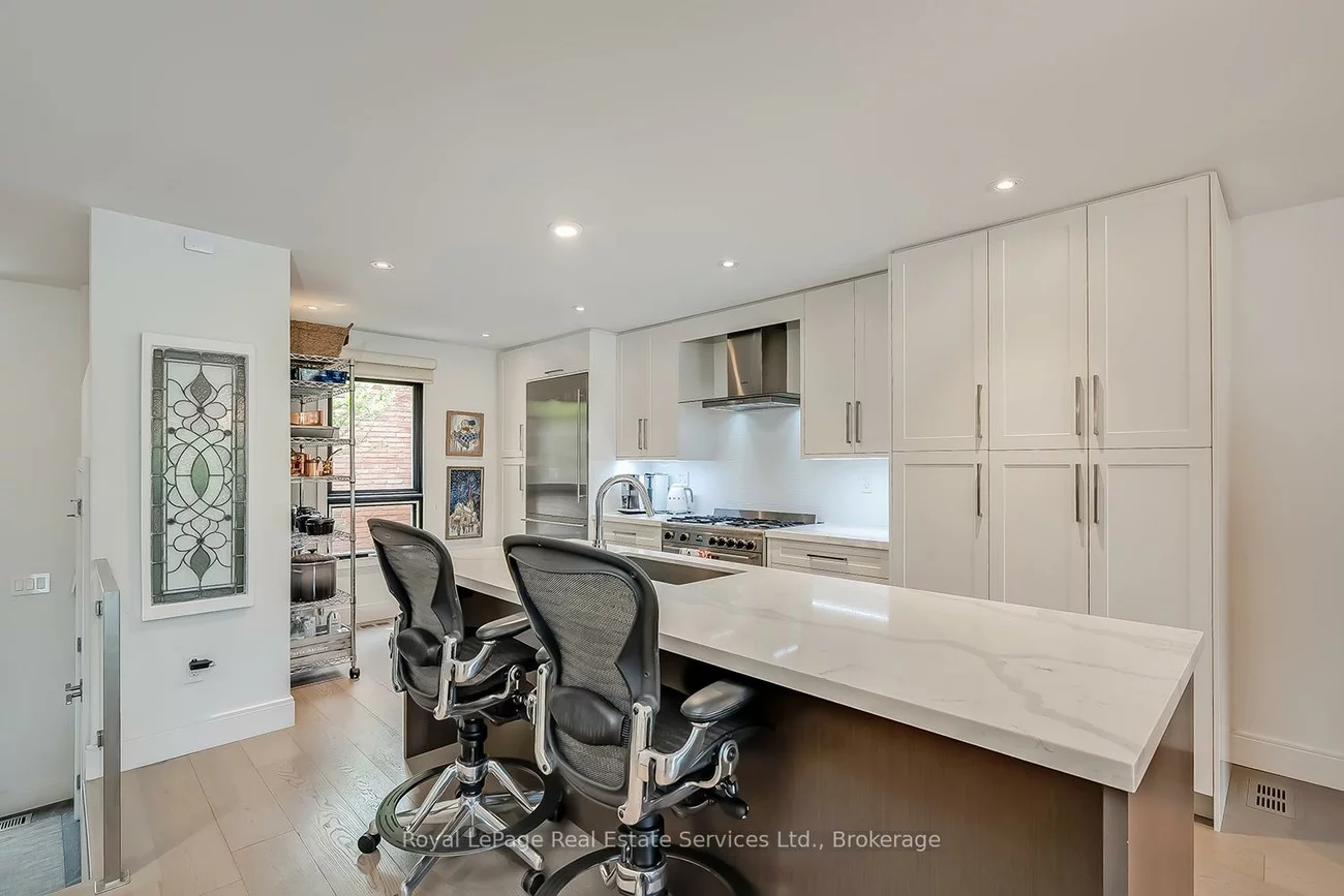 53, Forsythe, 1002 - CO Central, Oakville