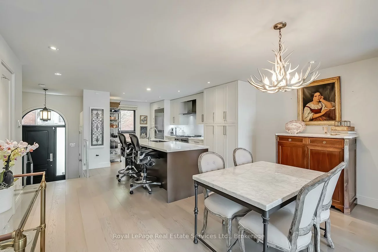 53, Forsythe, 1002 - CO Central, Oakville