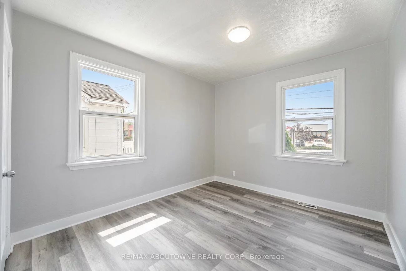 126, Cross, 1014 - QE Queen Elizabeth, Oakville