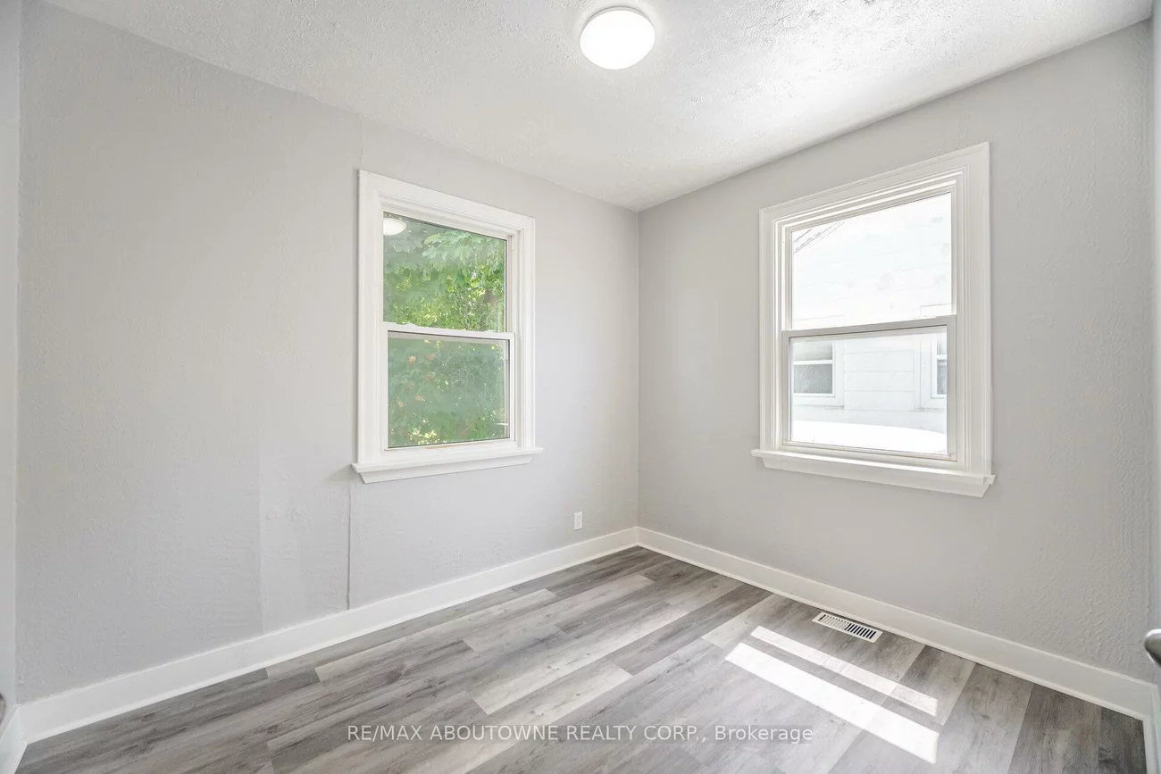 126, Cross, 1014 - QE Queen Elizabeth, Oakville