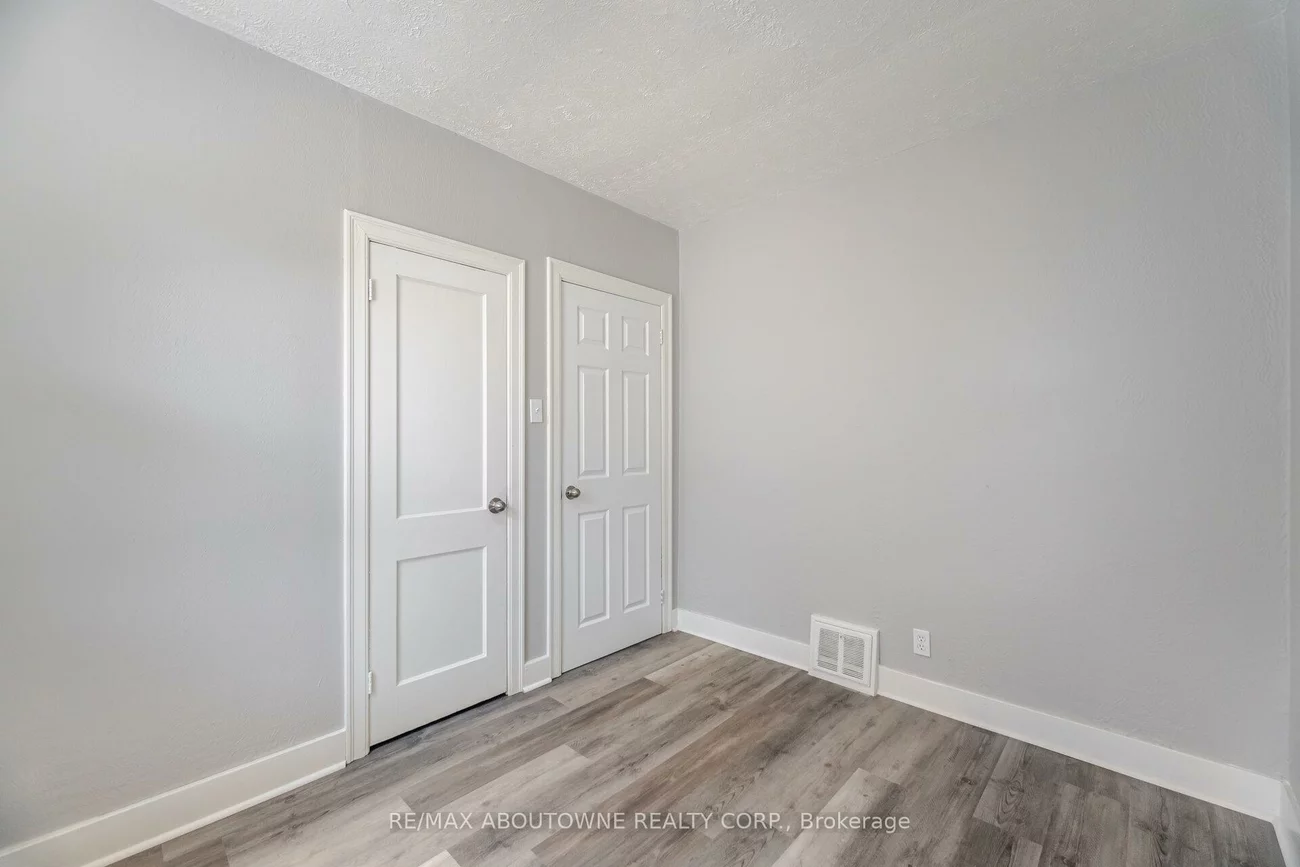 126, Cross, 1014 - QE Queen Elizabeth, Oakville