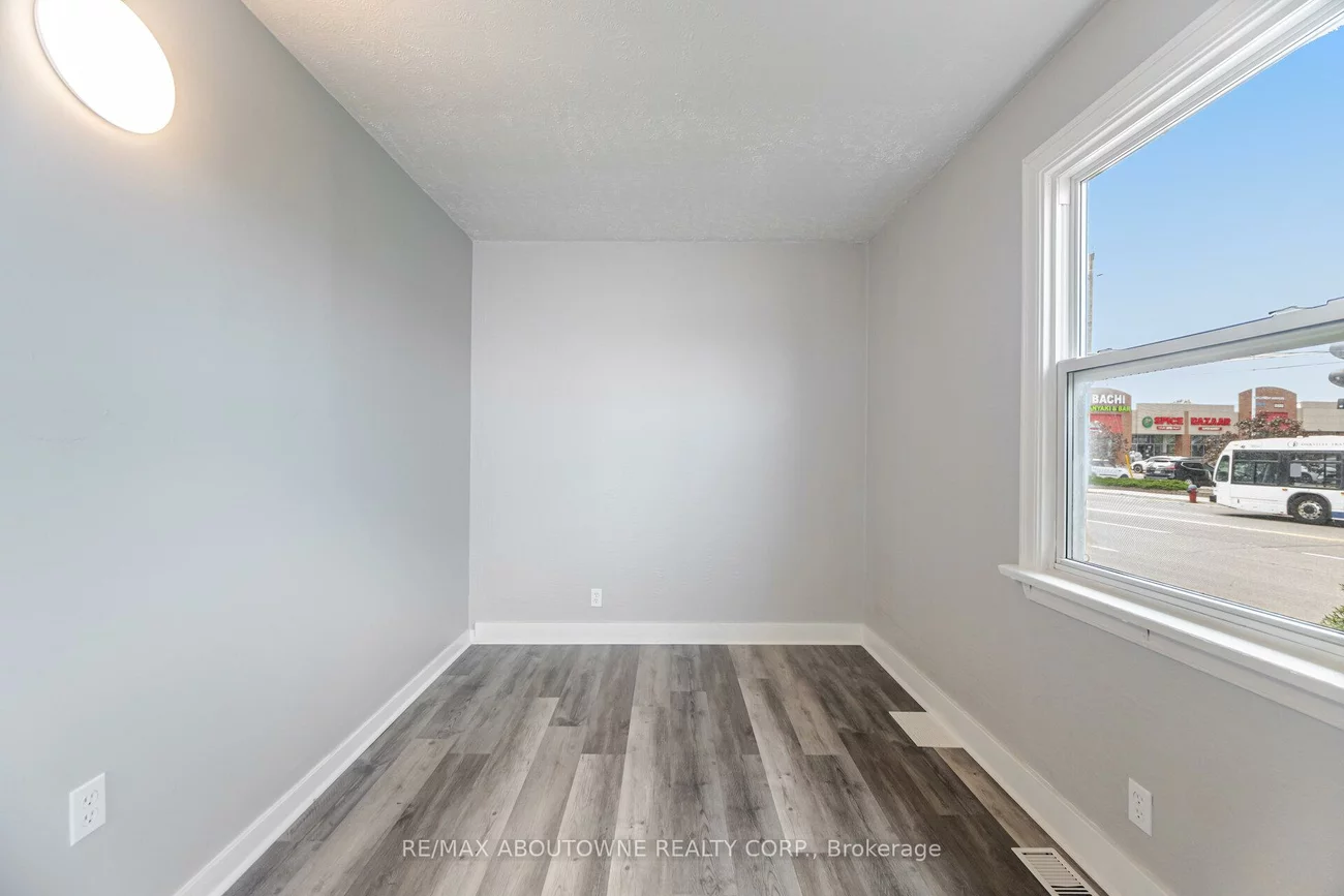 126, Cross, 1014 - QE Queen Elizabeth, Oakville