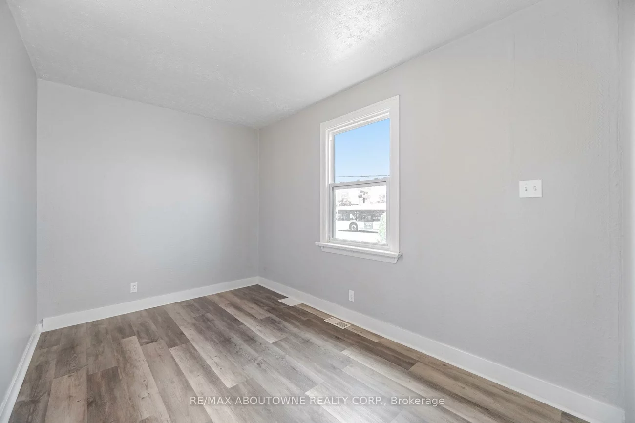126, Cross, 1014 - QE Queen Elizabeth, Oakville