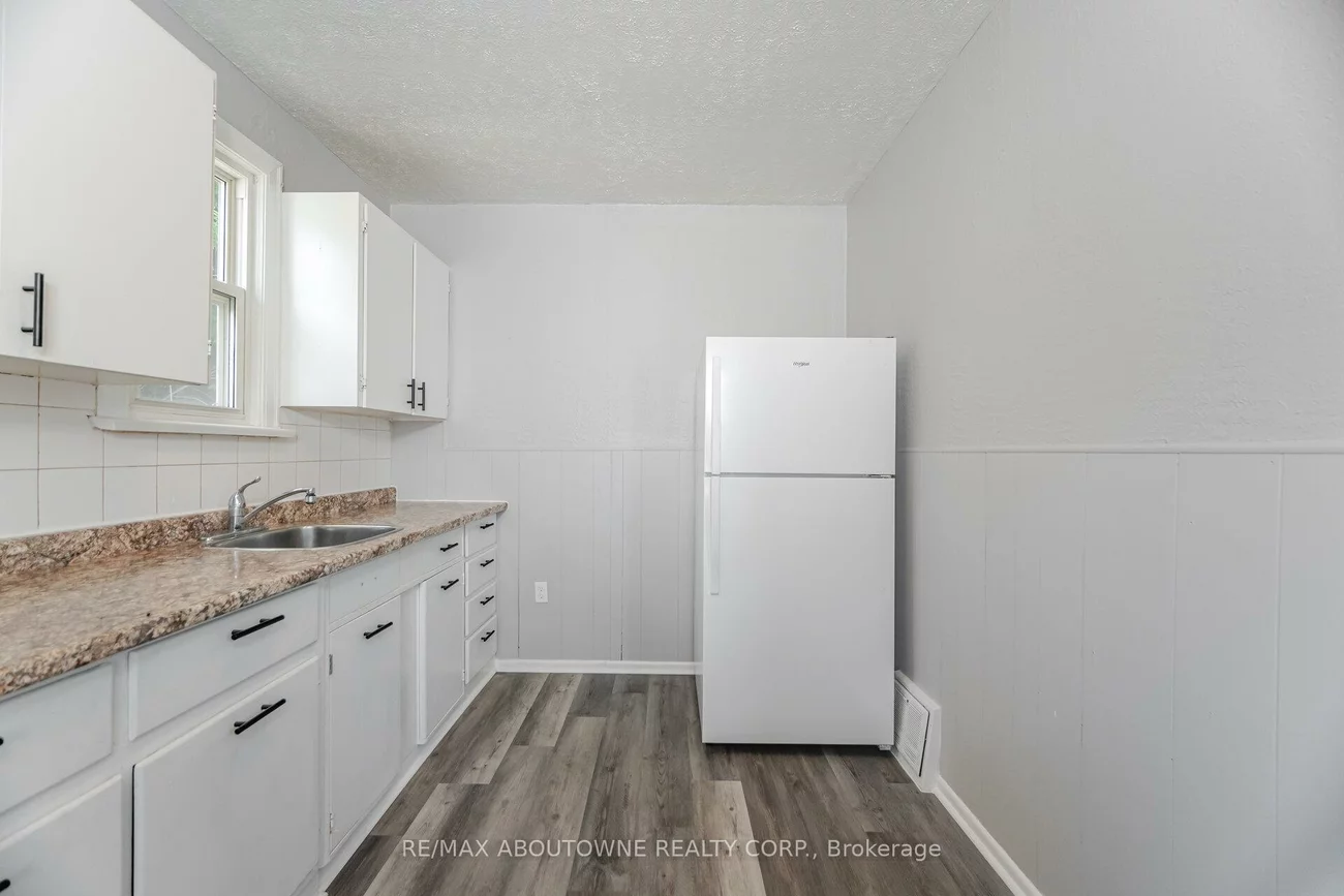 126, Cross, 1014 - QE Queen Elizabeth, Oakville