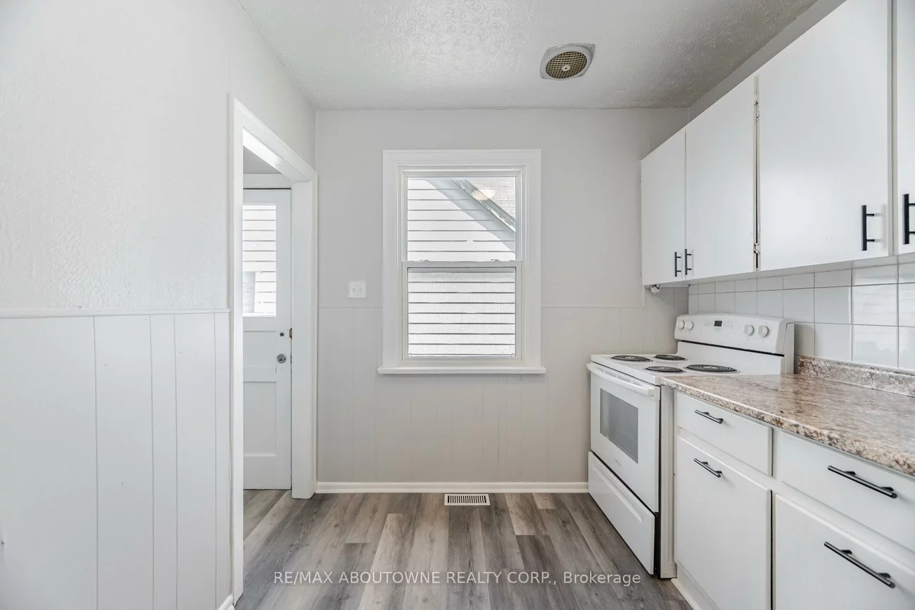126, Cross, 1014 - QE Queen Elizabeth, Oakville