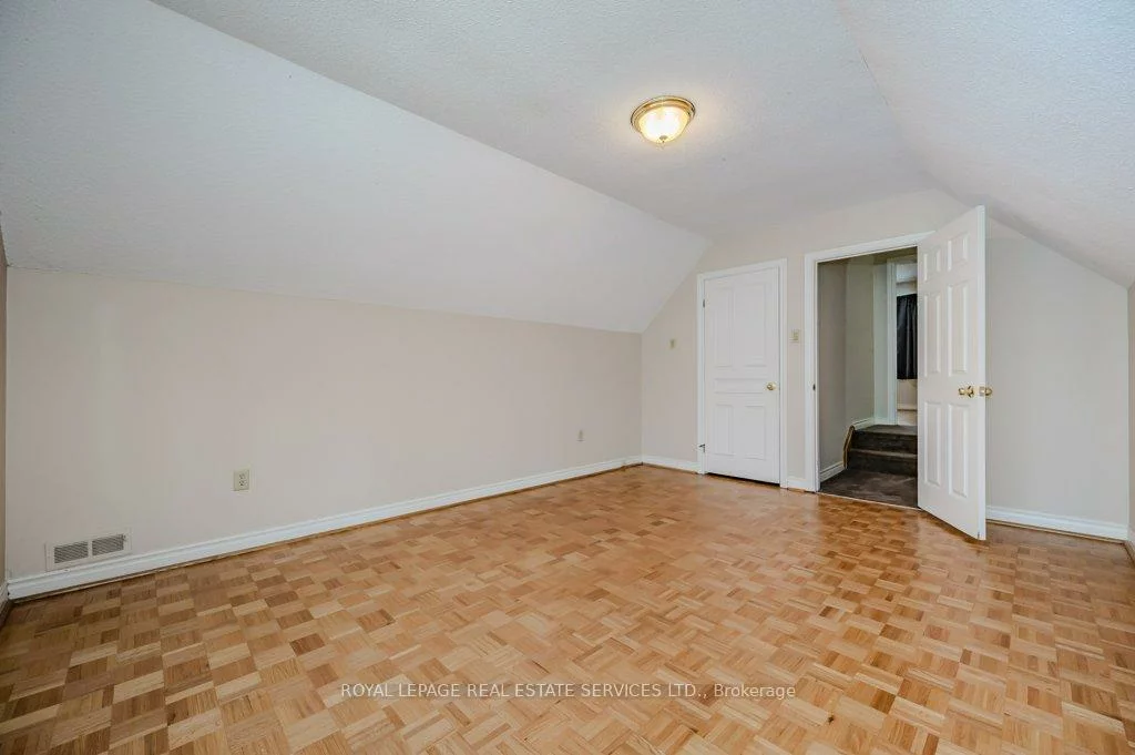 30, Birkbank, 1006 - FD Ford, Oakville