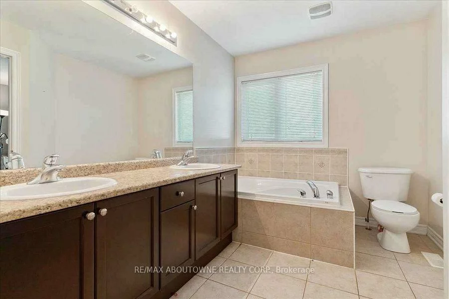 3440, Whilabout, 1001 - BR Bronte, Oakville