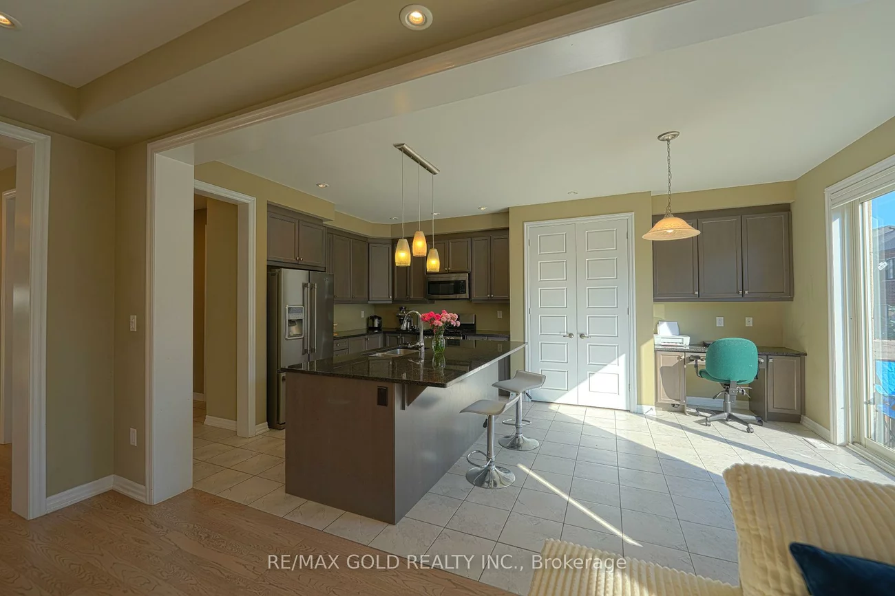 3156, Ernest Appelbe, 1008 - GO Glenorchy, Oakville