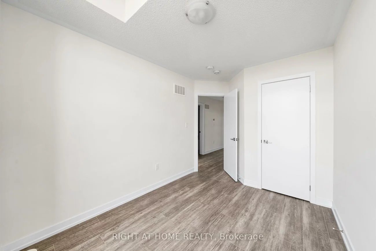 1355, Shevchenko, 1012 - NW Northwest, Oakville