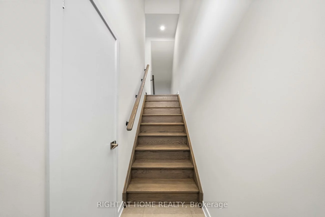 1355, Shevchenko, 1012 - NW Northwest, Oakville