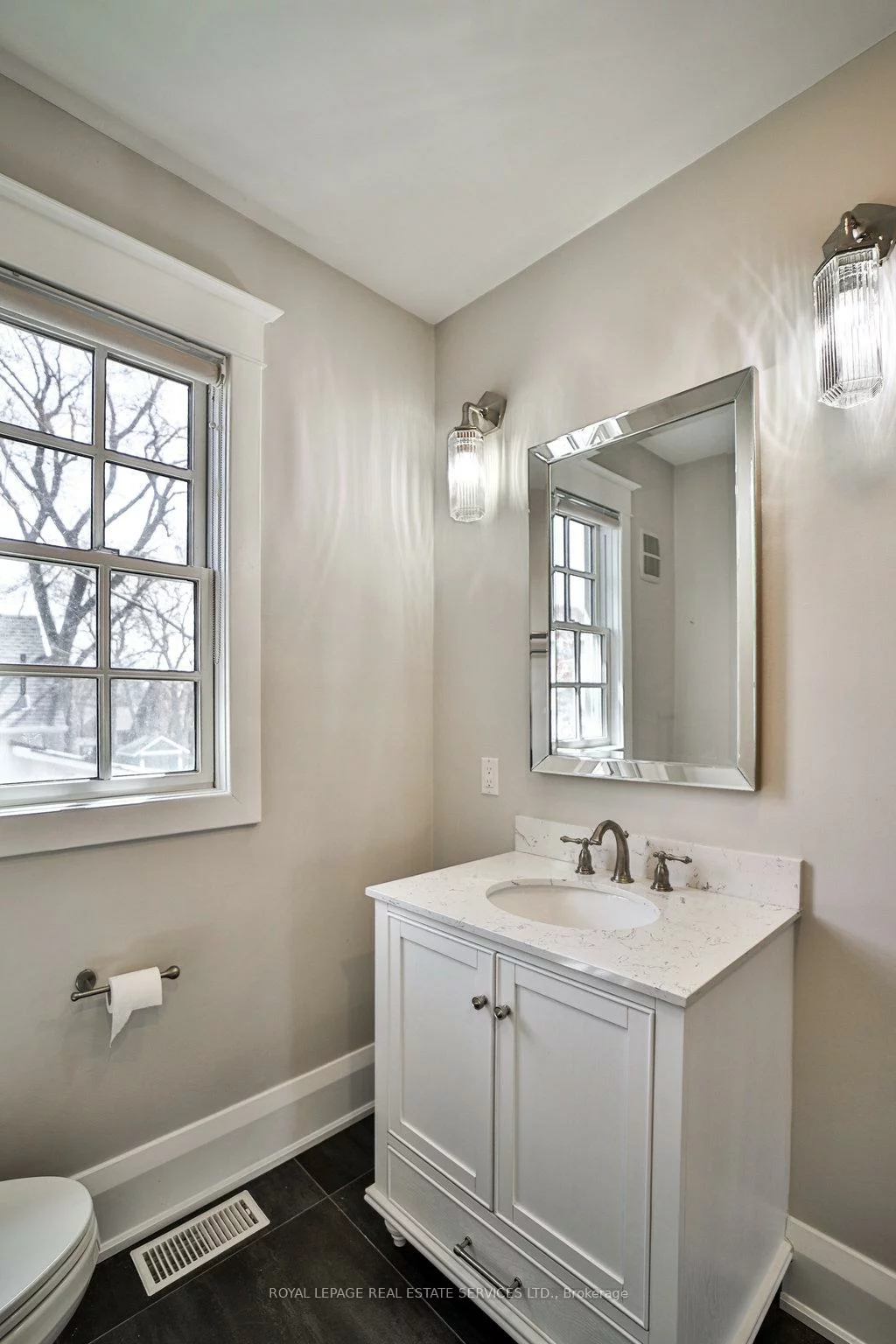 128, Chisholm, 1002 - CO Central, Oakville