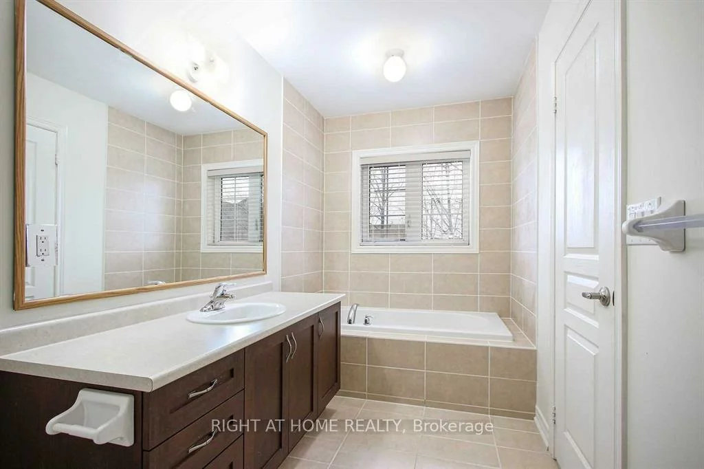 3471, Fourth, 1016 - SH Sixteen Hollow, Oakville