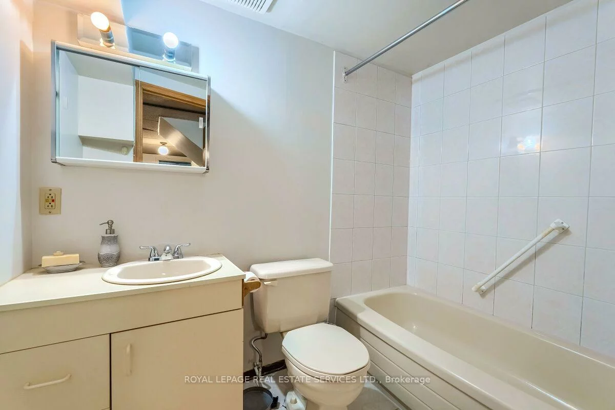 553, Taplow, 1020 - WO West, Oakville