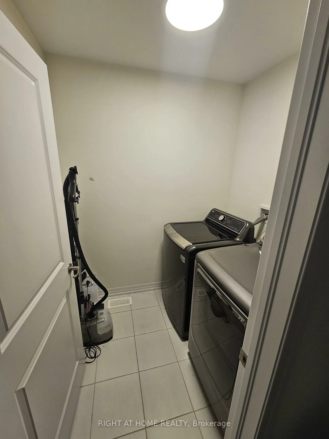 3451, Vernon Powell, 1008 - GO Glenorchy, Oakville