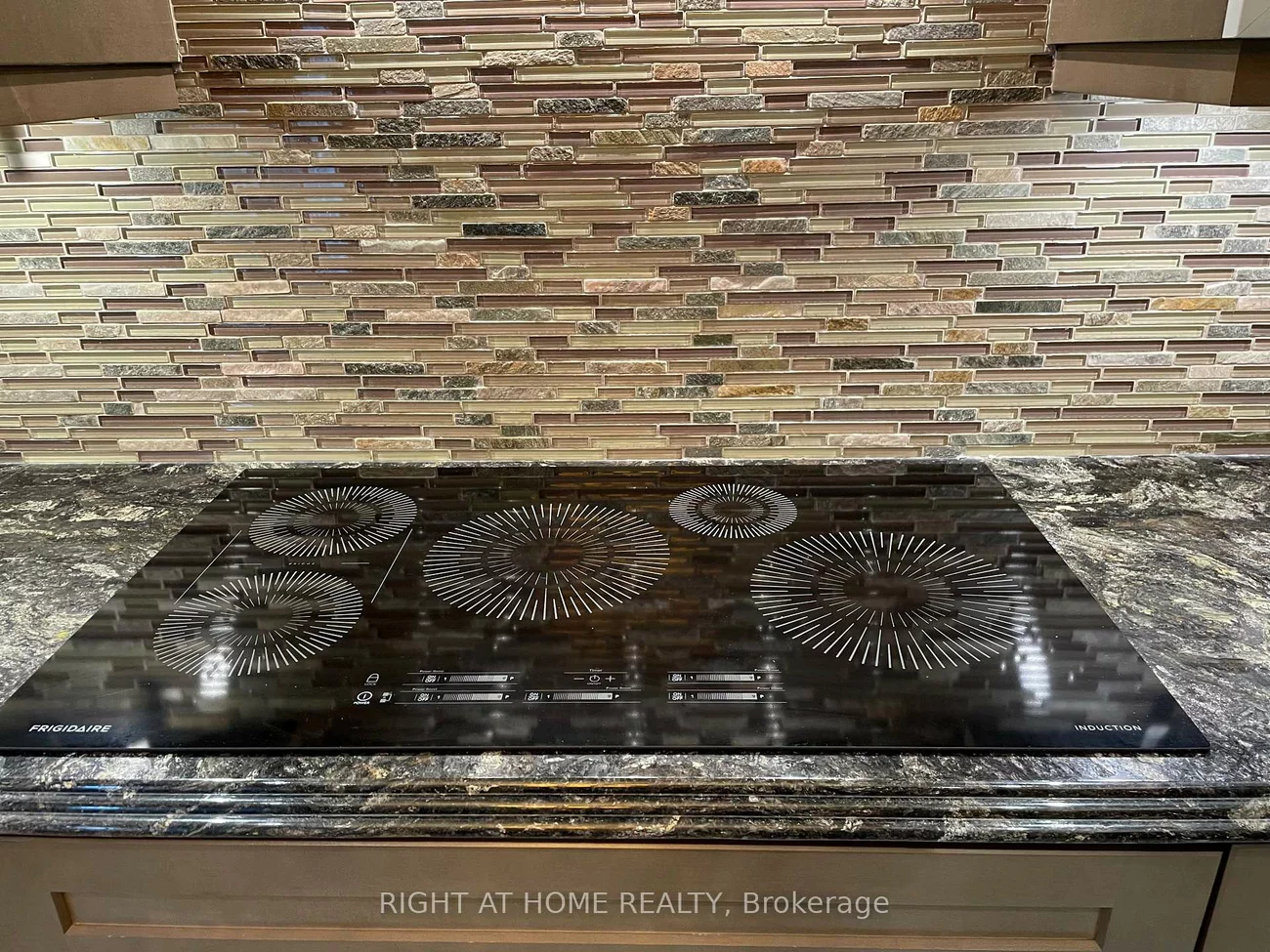 163, Magnolia, 1008 - GO Glenorchy, Oakville