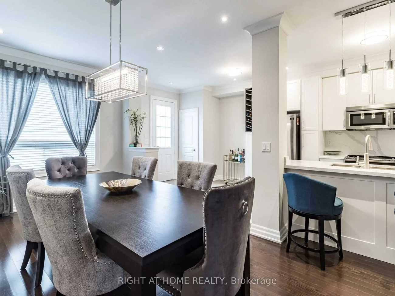 2521, Postmaster, 1019 - WM Westmount, Oakville