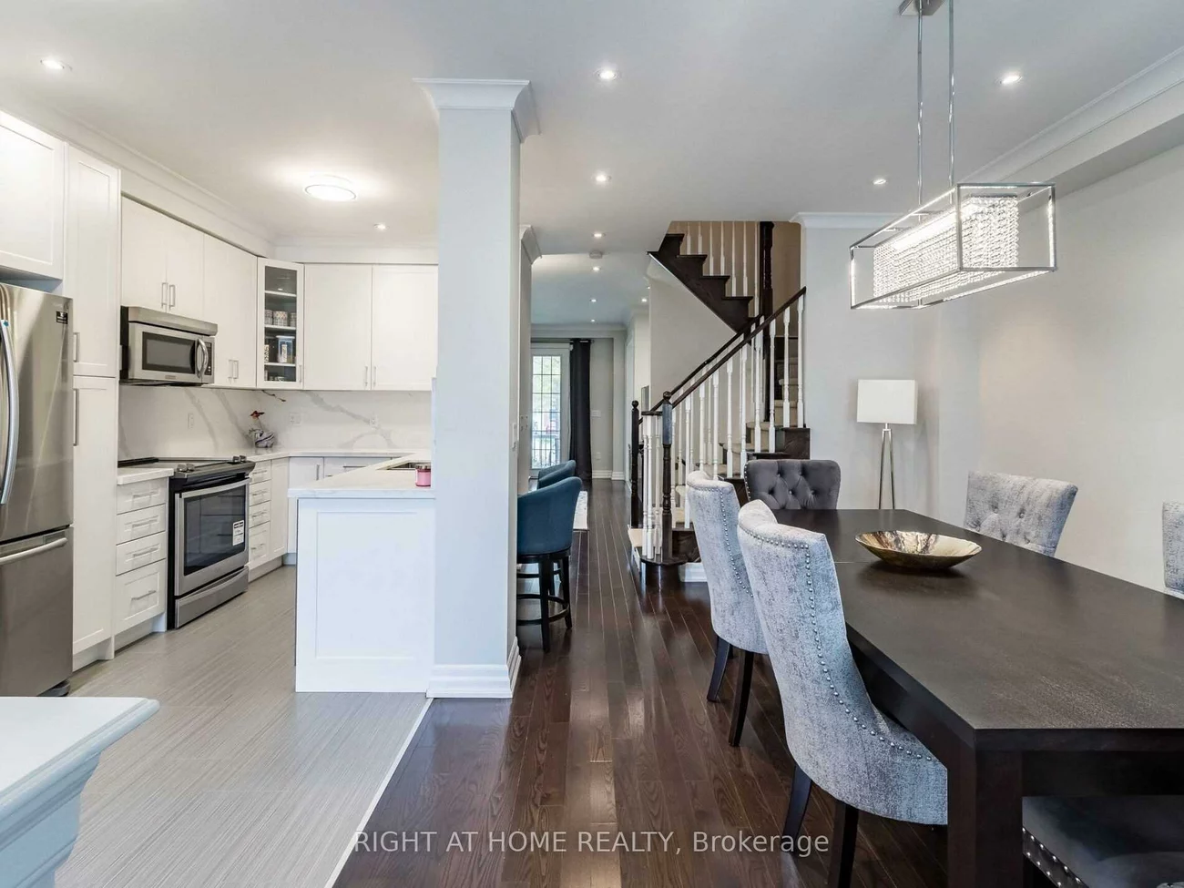 2521, Postmaster, 1019 - WM Westmount, Oakville