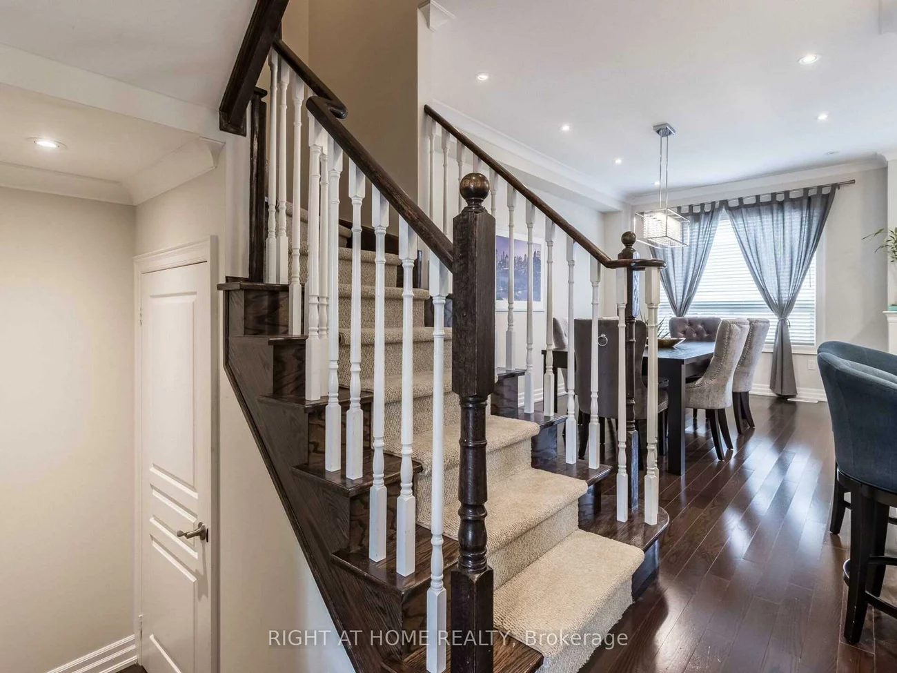 2521, Postmaster, 1019 - WM Westmount, Oakville
