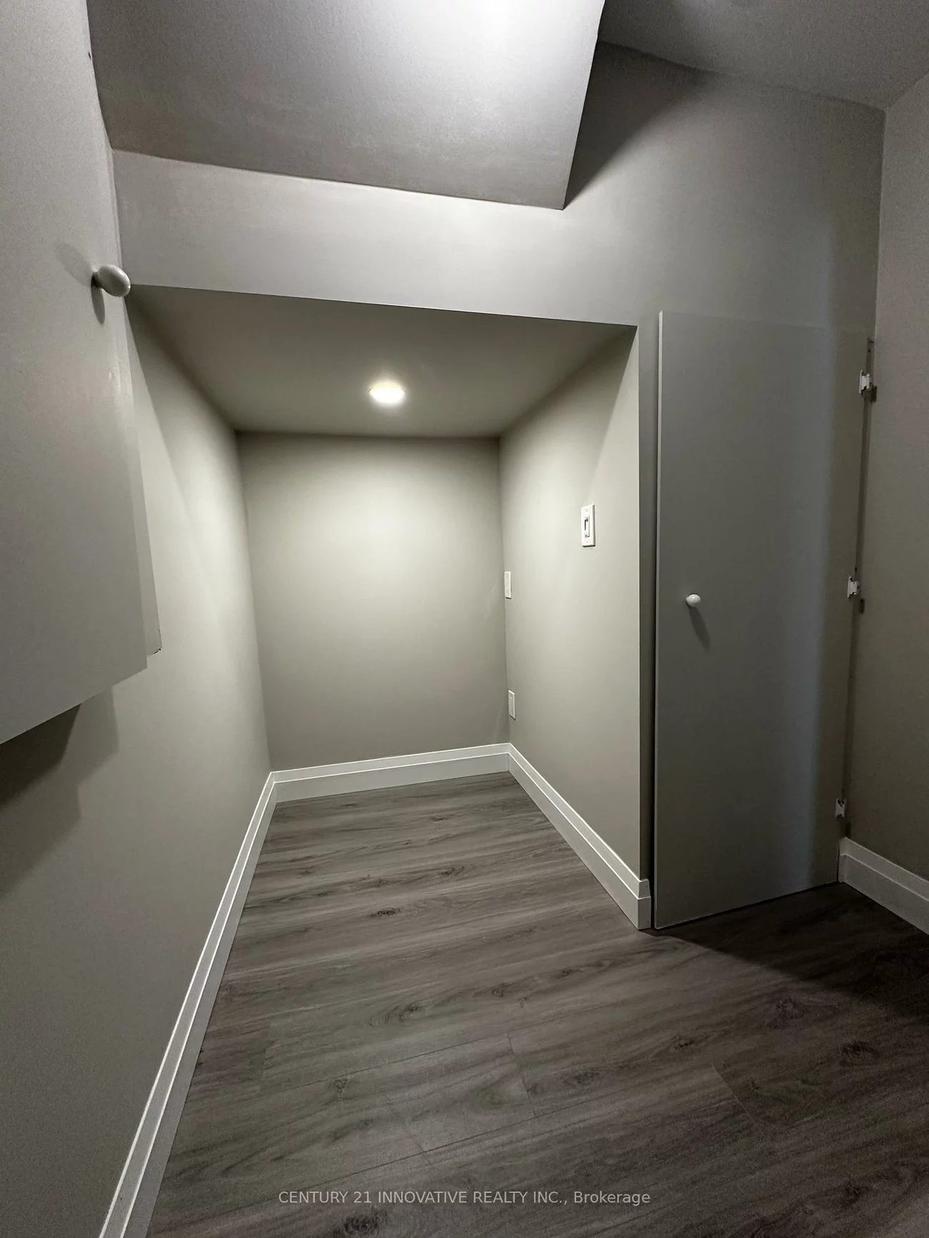 1151, Lindsay, 1014 - QE Queen Elizabeth, Oakville