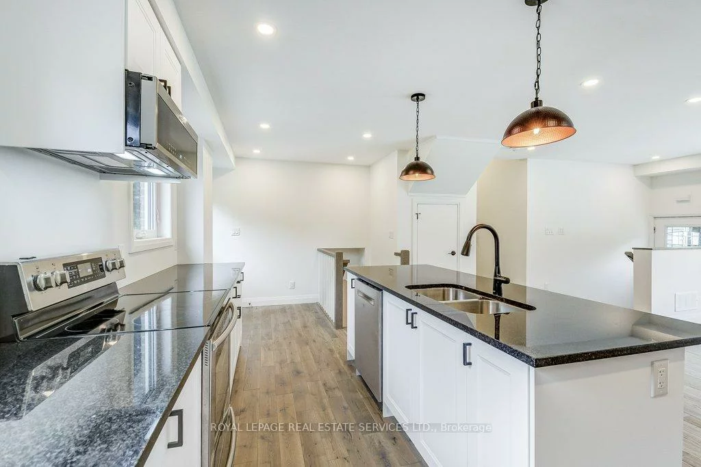 1217, Oxford, 1003 - CP College Park, Oakville