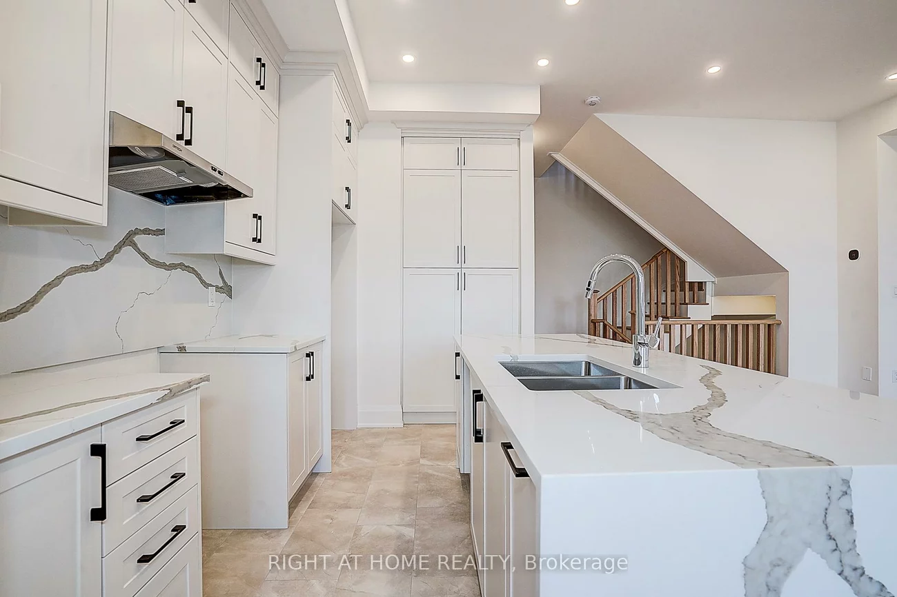 3295, Taha Gardens, 1008 - GO Glenorchy, Oakville