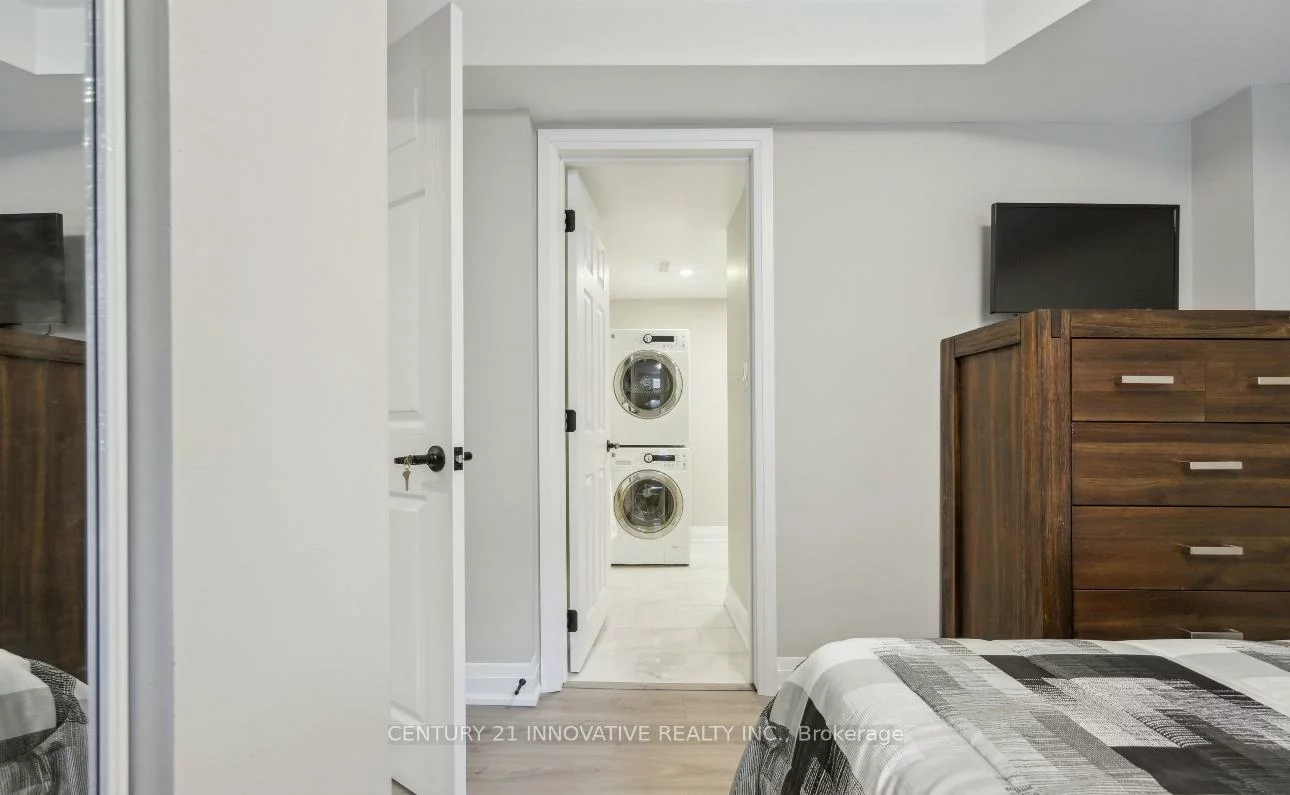 1151, Lindsay, 1014 - QE Queen Elizabeth, Oakville