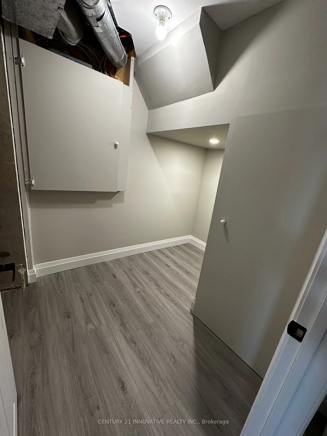 1151, Lindsay, 1014 - QE Queen Elizabeth, Oakville