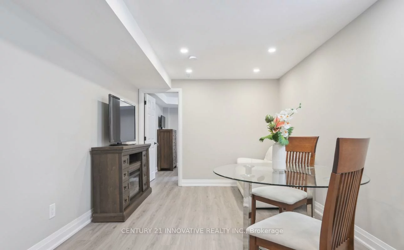 1151, Lindsay, 1014 - QE Queen Elizabeth, Oakville