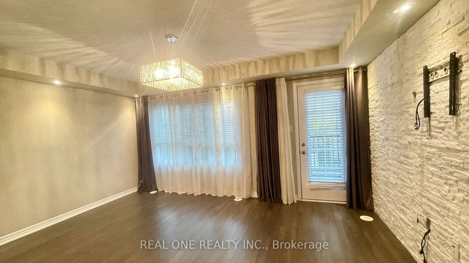 295, Ellen Davidson, 1008 - GO Glenorchy, Oakville