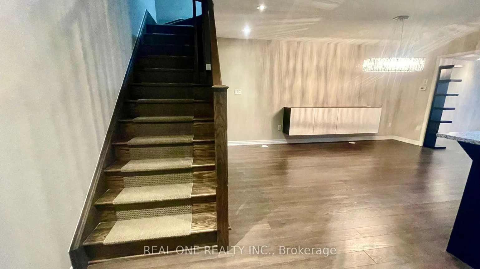 295, Ellen Davidson, 1008 - GO Glenorchy, Oakville