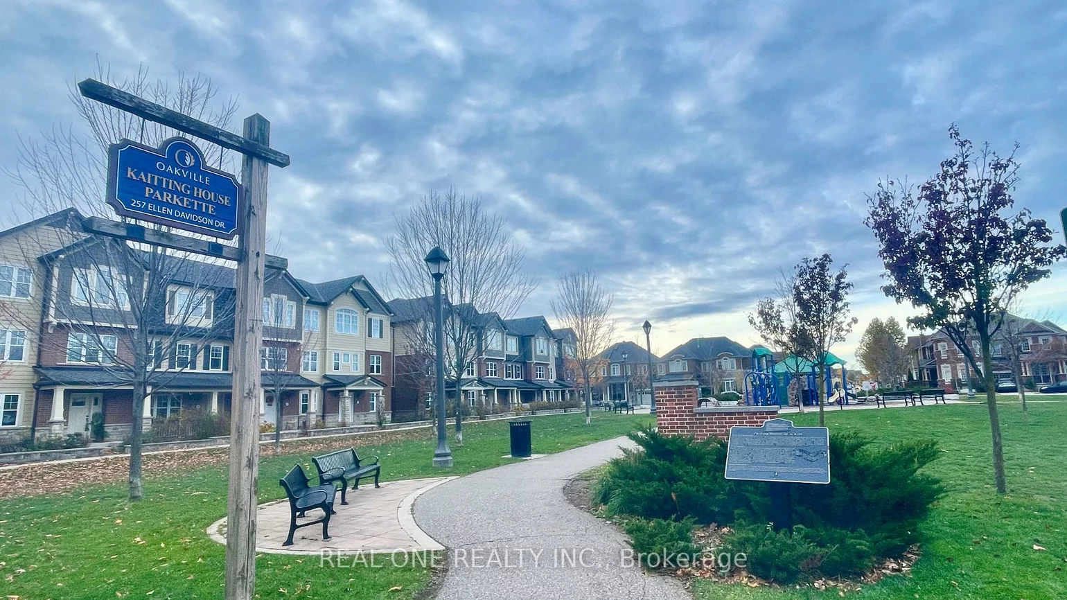 295, Ellen Davidson, 1008 - GO Glenorchy, Oakville