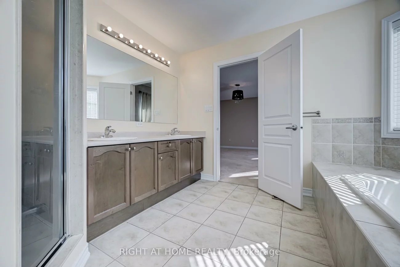 3407, Whilabout, 1001 - BR Bronte, Oakville