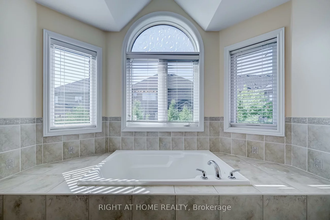 3407, Whilabout, 1001 - BR Bronte, Oakville