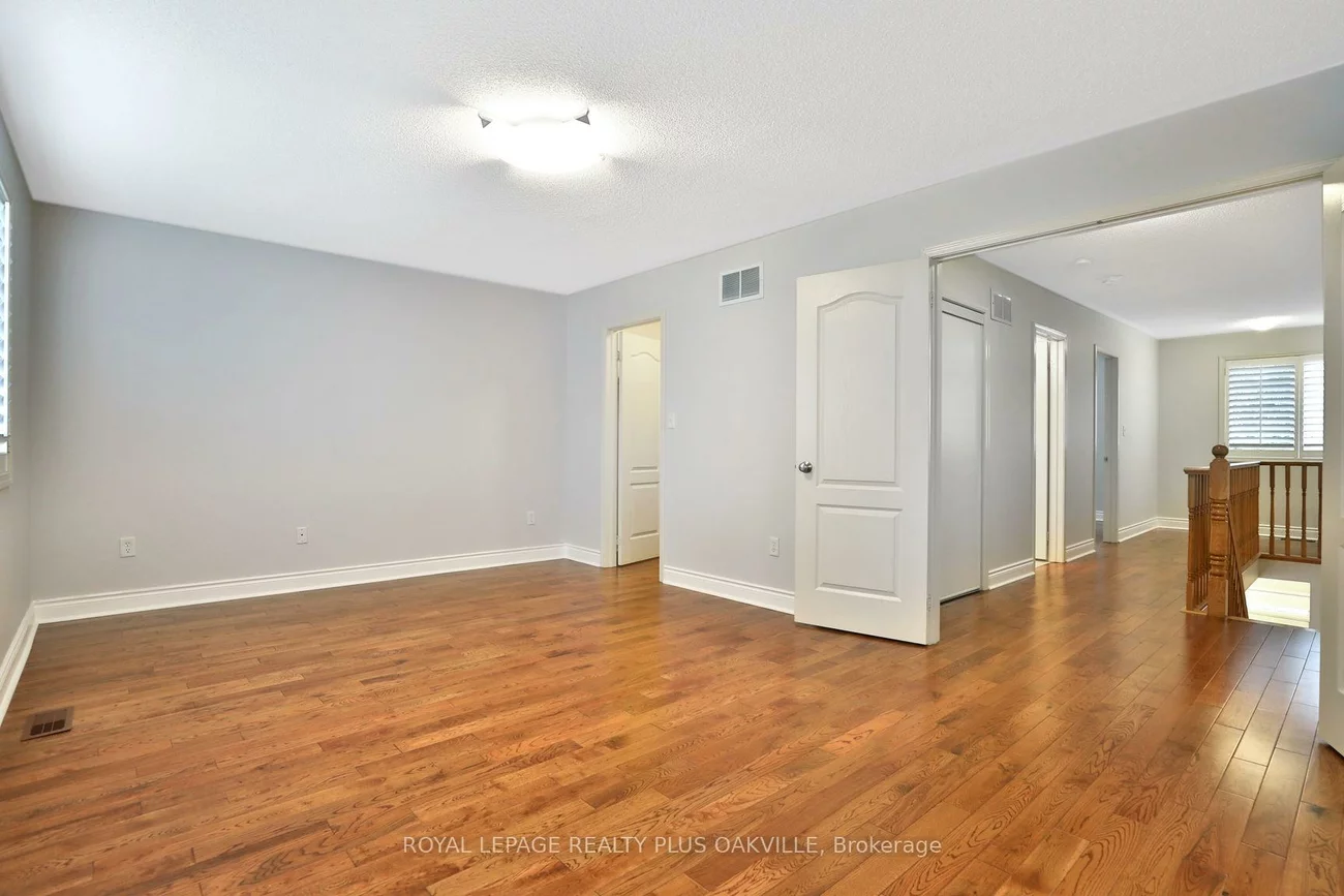 2565, Falkland, 1022 - WT West Oak Trails, Oakville