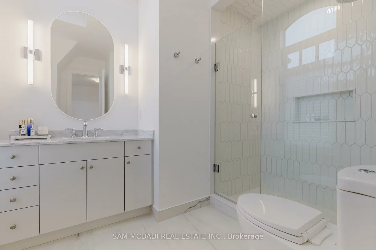 243, Prince George, 1017 - SW Southwest, Oakville