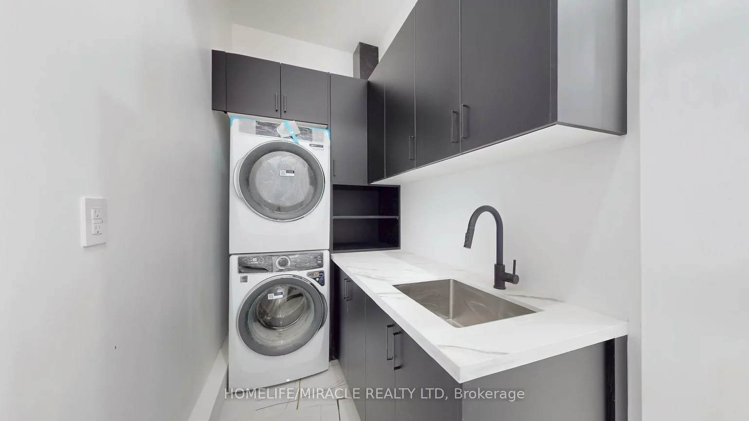 150, Stewart, 1002 - CO Central, Oakville