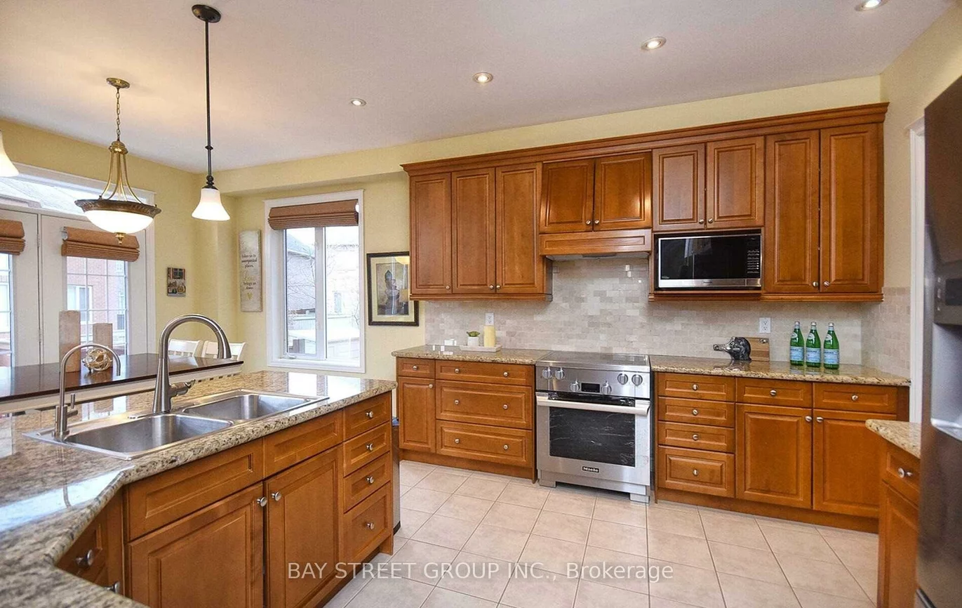 336, Turning Leaf, 1001 - BR Bronte, Oakville