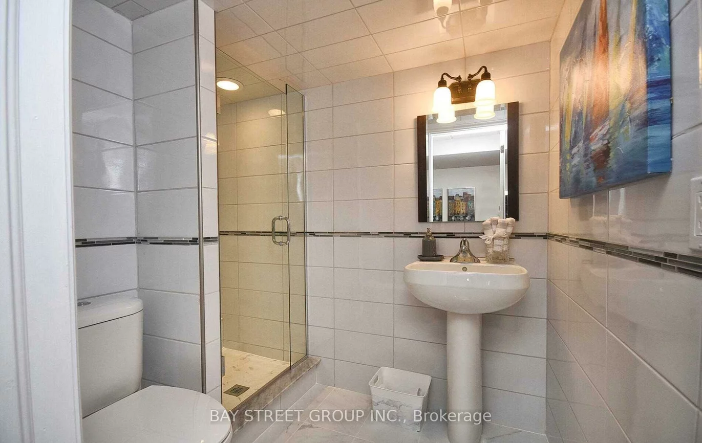 336, Turning Leaf, 1001 - BR Bronte, Oakville