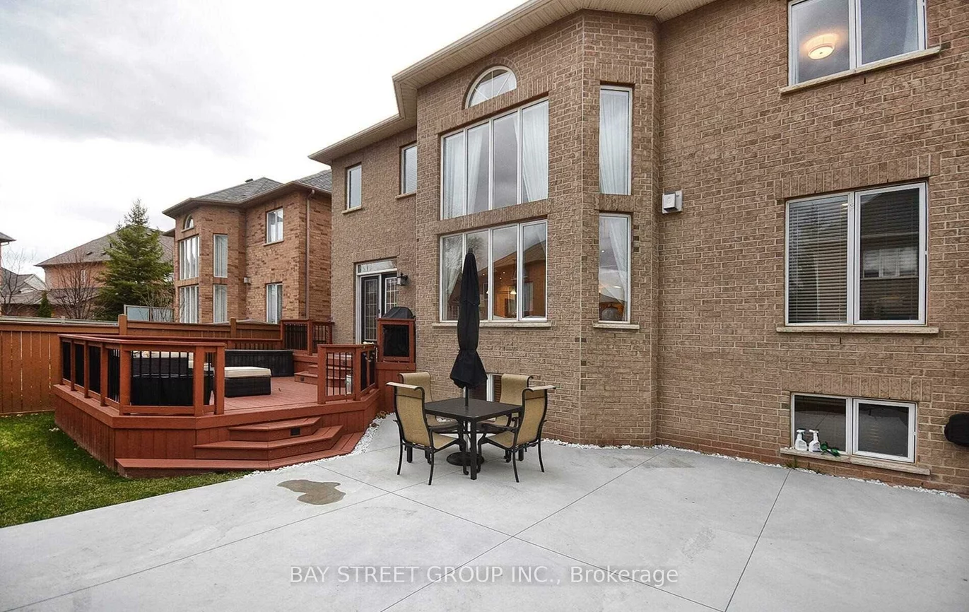 336, Turning Leaf, 1001 - BR Bronte, Oakville