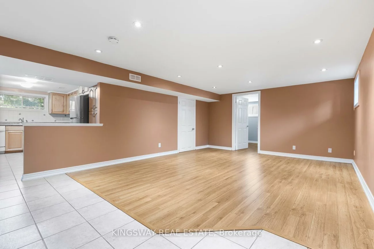 236, Woodale (Lower Lev), 1020 - WO West, Oakville