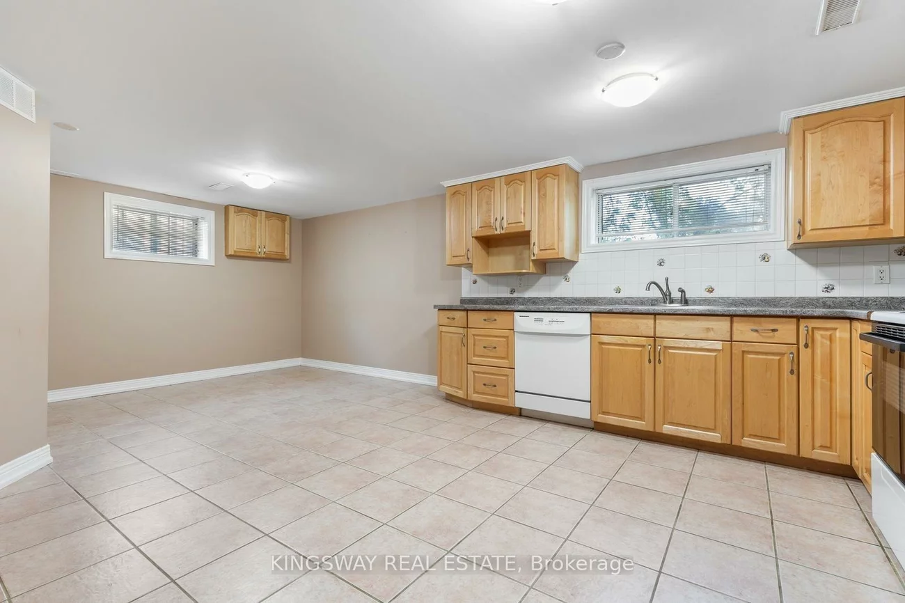 236, Woodale (Lower Lev), 1020 - WO West, Oakville