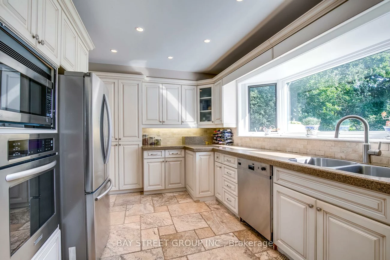 256, Eastcourt, 1006 - FD Ford, Oakville