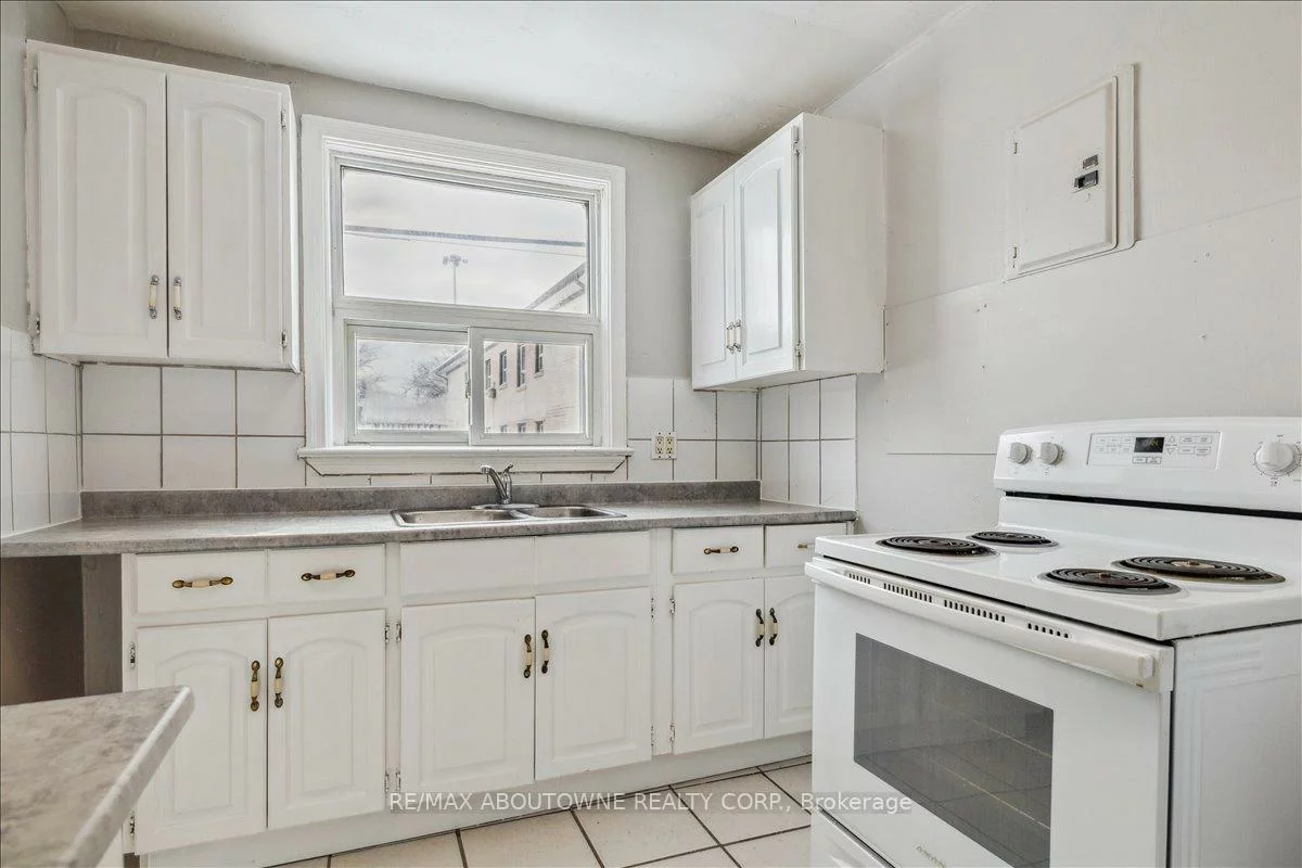 1023, Churchill, 1003 - CP College Park, Oakville