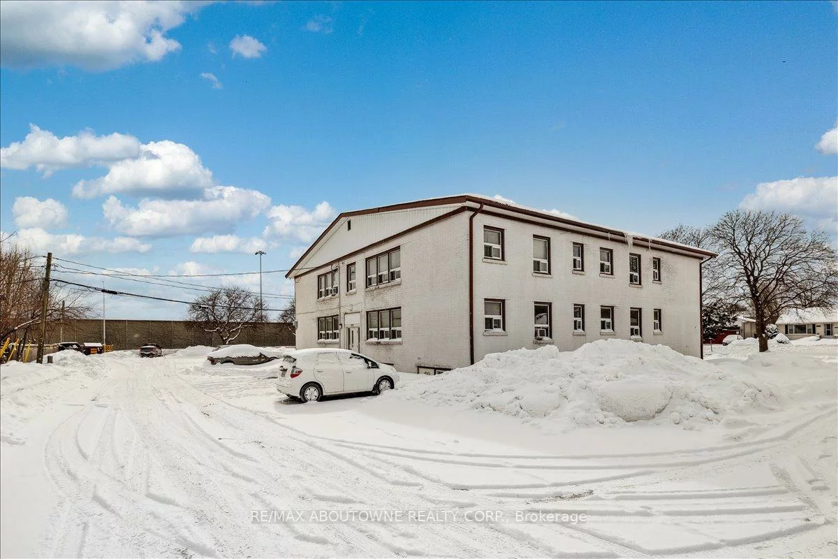 1023, Churchill, 1003 - CP College Park, Oakville