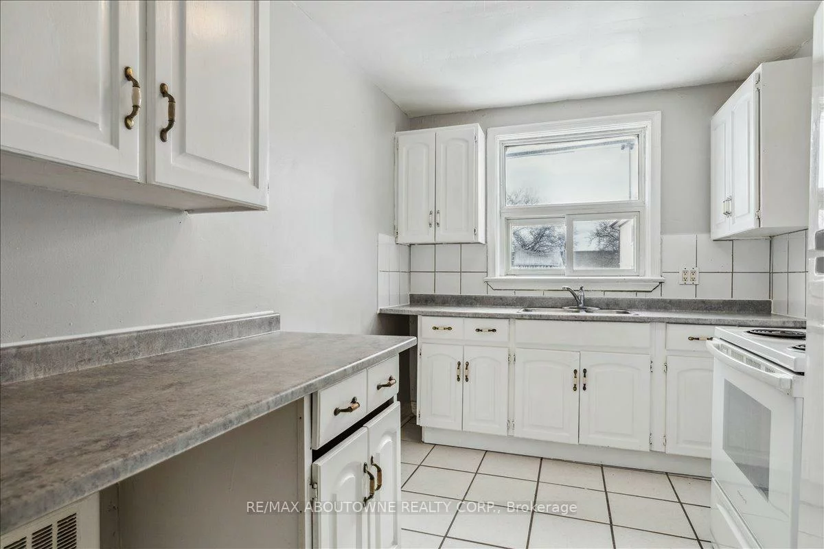 1023, Churchill, 1003 - CP College Park, Oakville