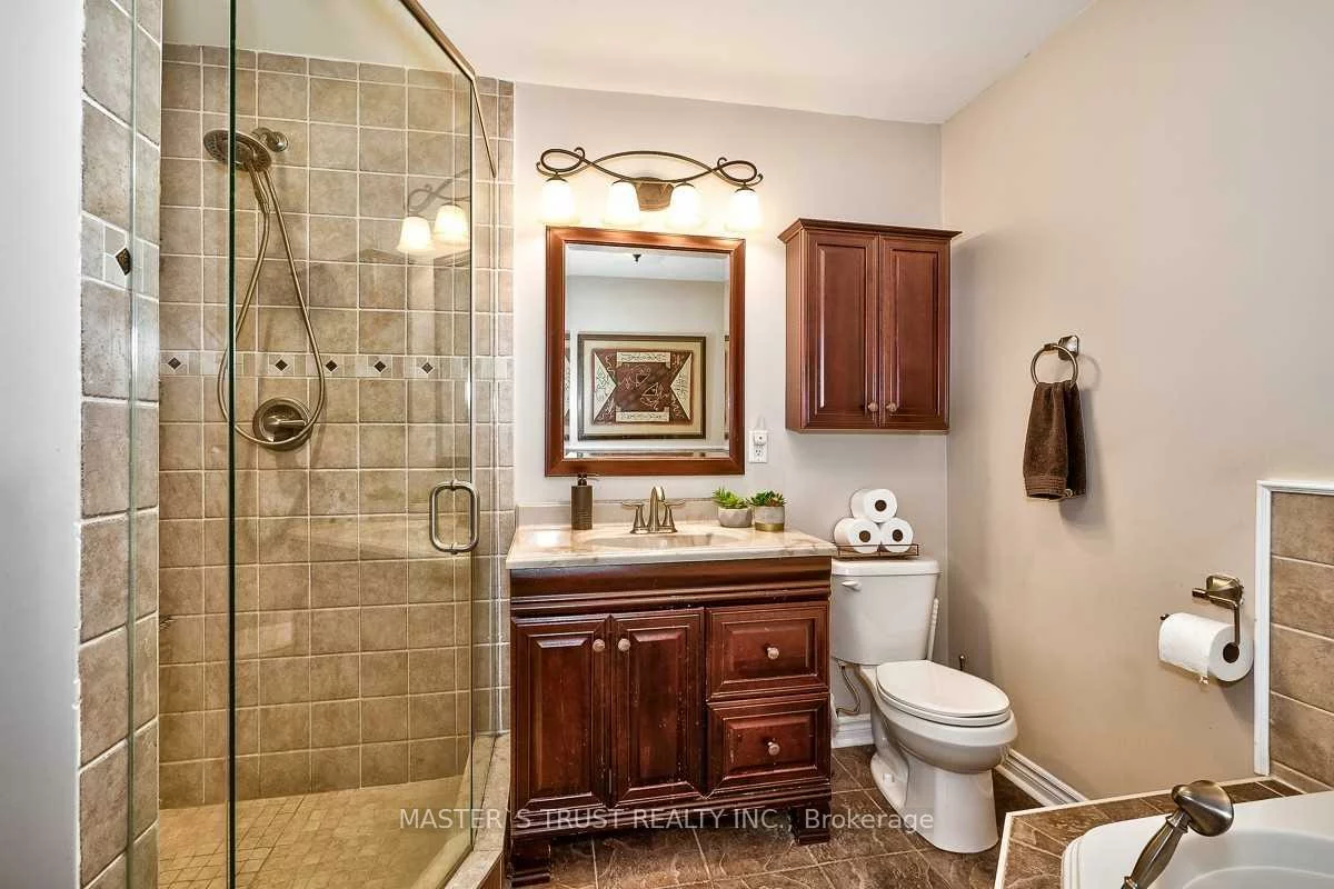 262, Queen Mary, 1002 - CO Central, Oakville