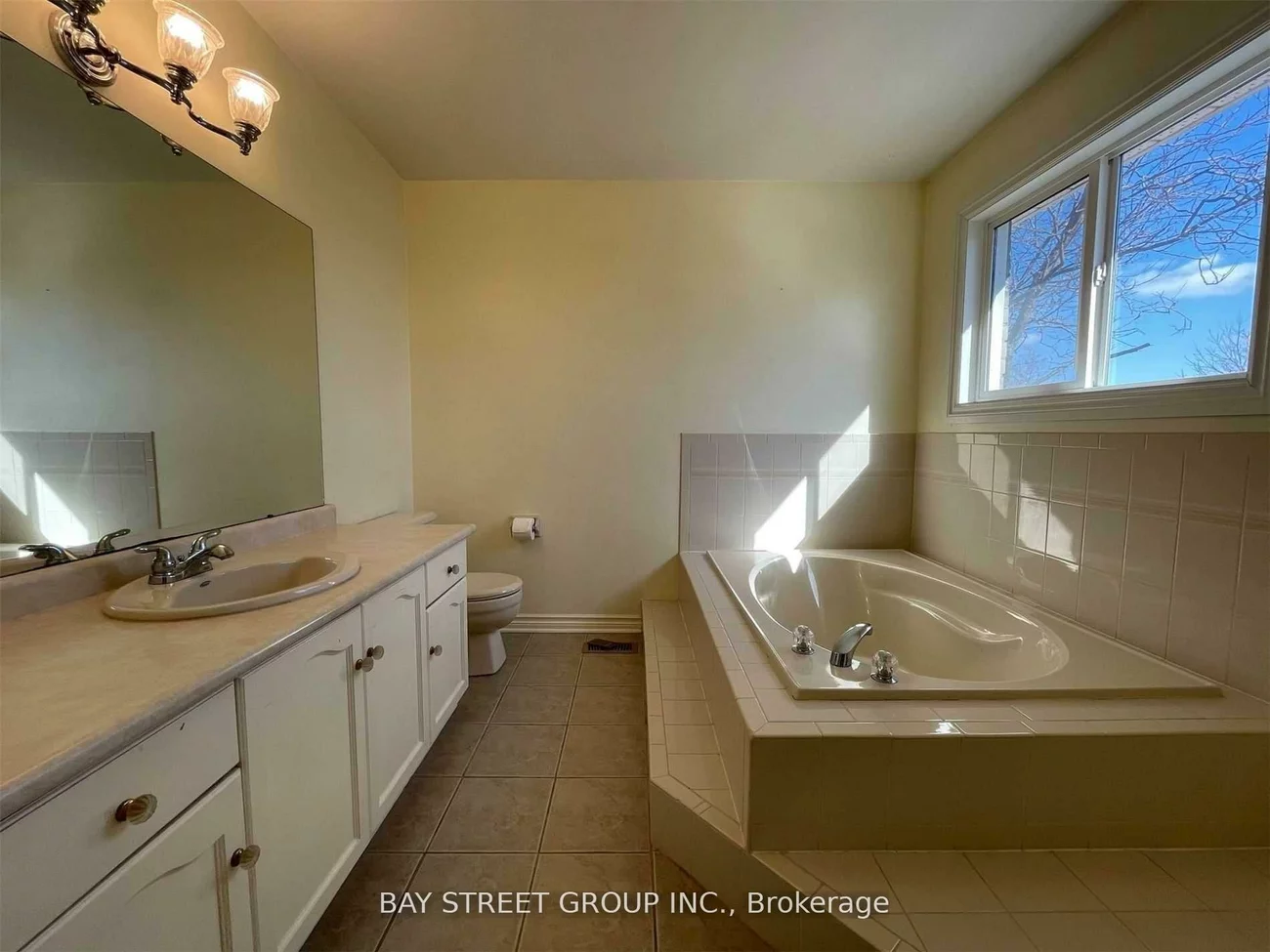 2079, Pineview, 1018 - WC Wedgewood Creek, Oakville