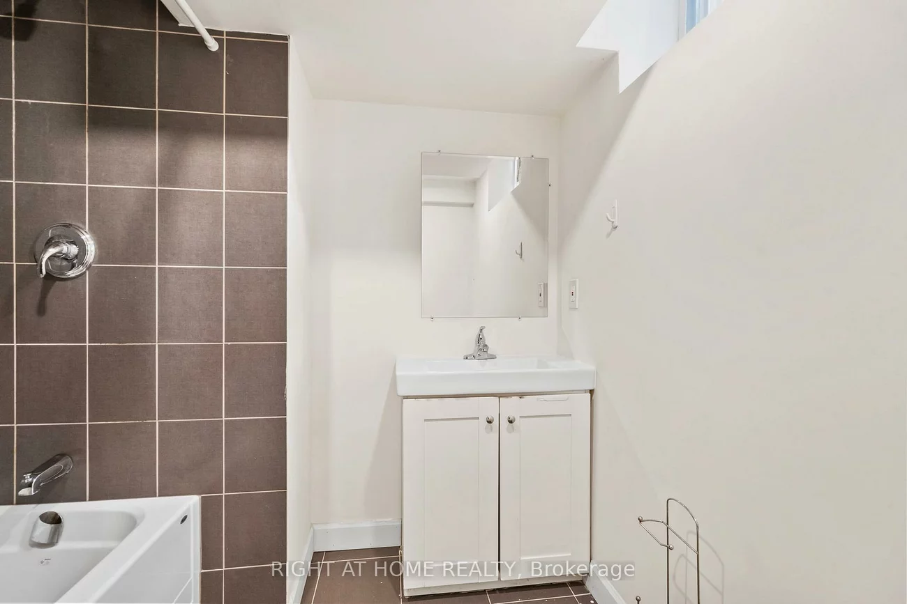 2064, Glenada, 1018 - WC Wedgewood Creek, Oakville