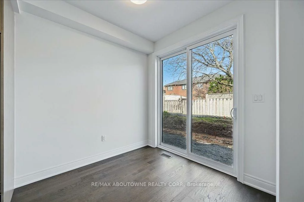 2184, Postmaster, 1019 - WM Westmount, Oakville